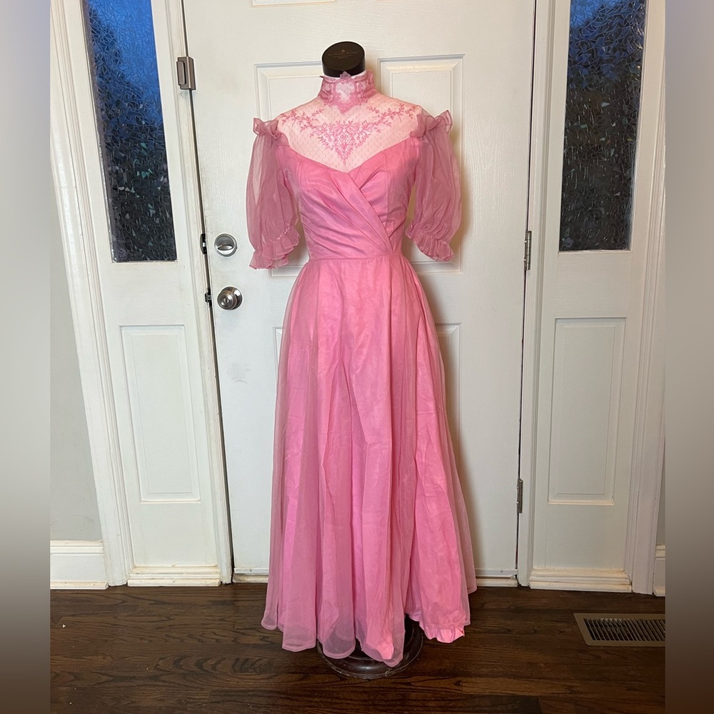 Alfred Angelo Vintage. Hello Pretty in Pink!! 33” bust, and 26” waist! Free hip